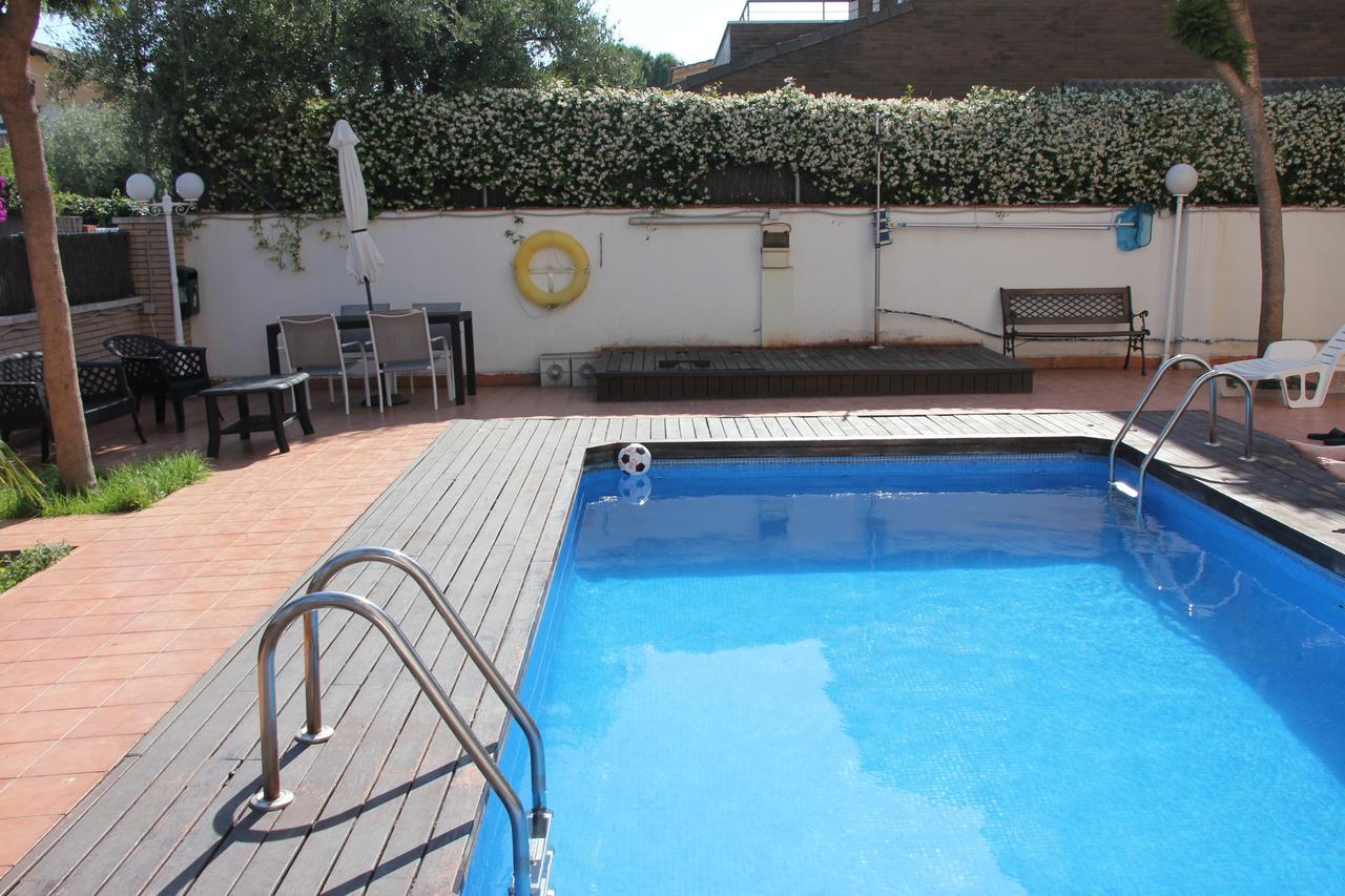 Apartamentos Caru Castelldefels Buitenkant foto